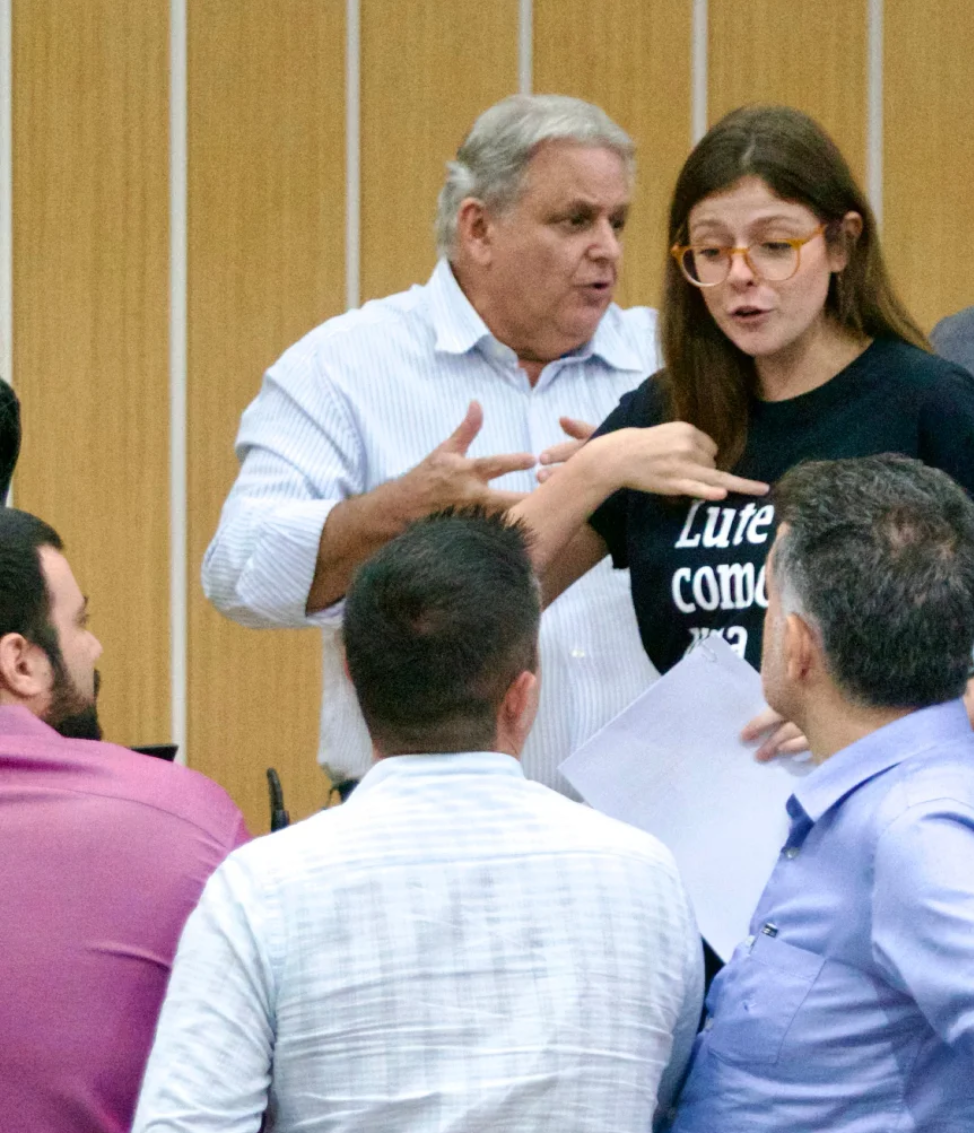 Governista “enquadram” Bruna Biondi
